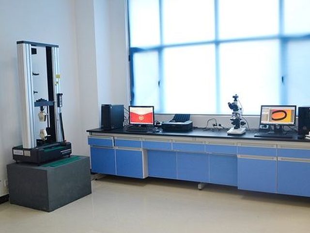Laboratorio prove interno con macchina di prova a trazione